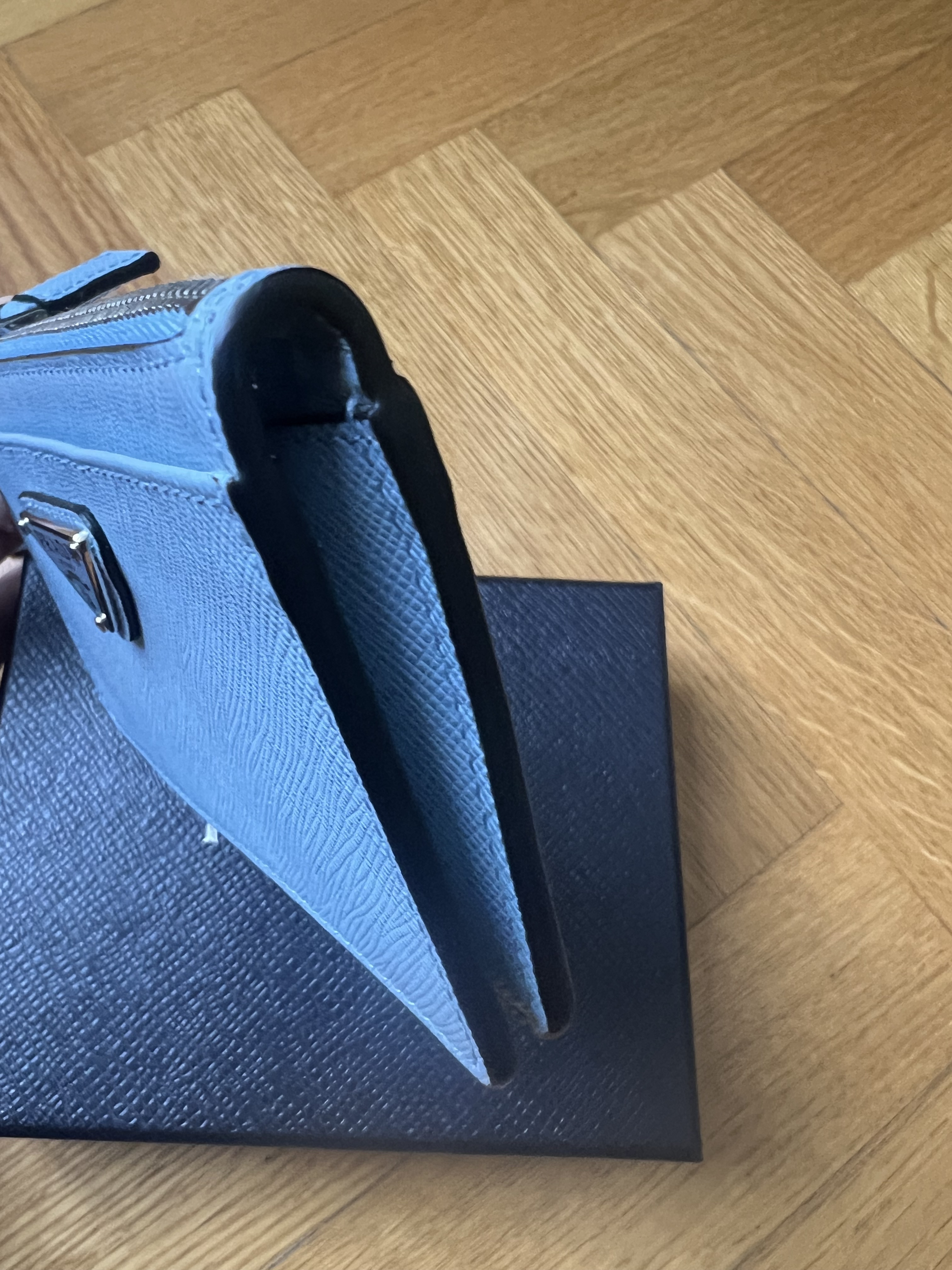PRADA((2MC084))SAFFIANO 三角ロゴフラグメントケース PRADA((2MC084))SAFFIANO 三角ロゴフラグメントケース (PRADA