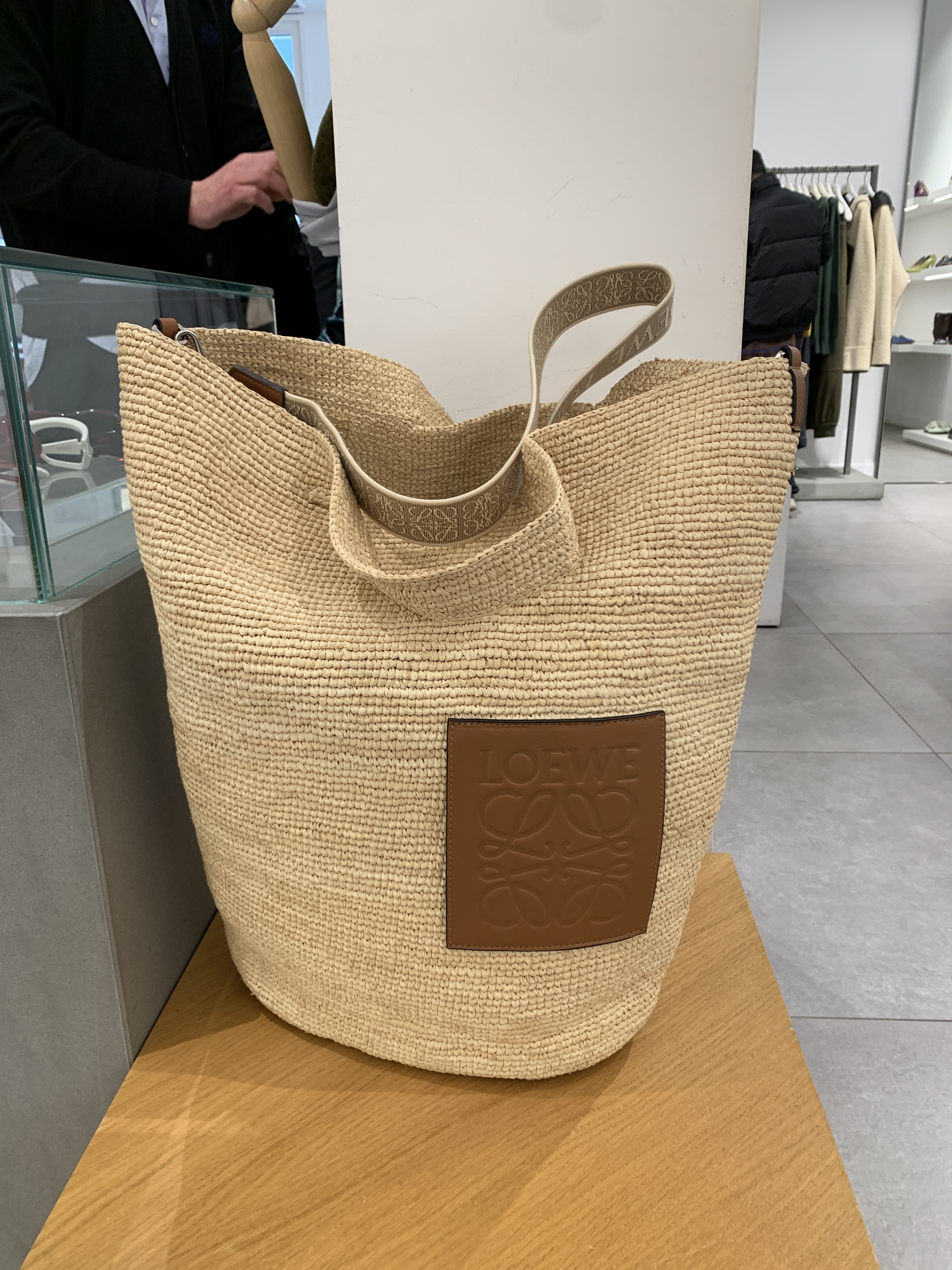 LOEWE〔ラフィアスリットラージバッグ〕