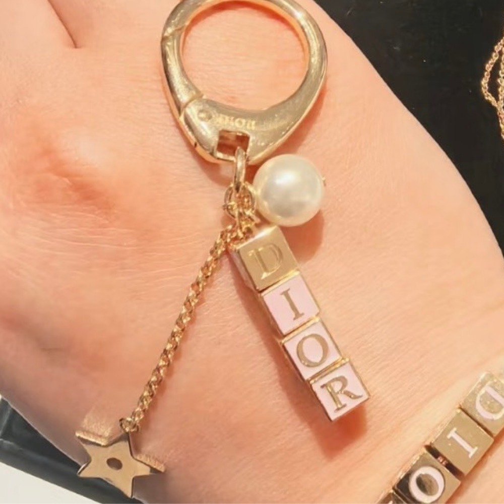 【さりげないお洒落を楽しむ♡】DIOR バッグチャーム