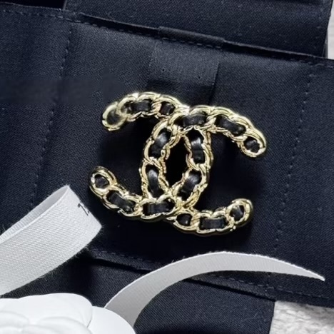 【コーデを格上げ25A】CHANEL レザー ブローチ CCロゴ org.jpg