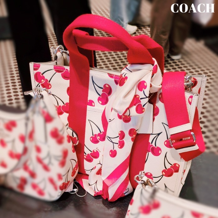COACH トートバッグ チェリープリント レザー ストラップ付 2WAY