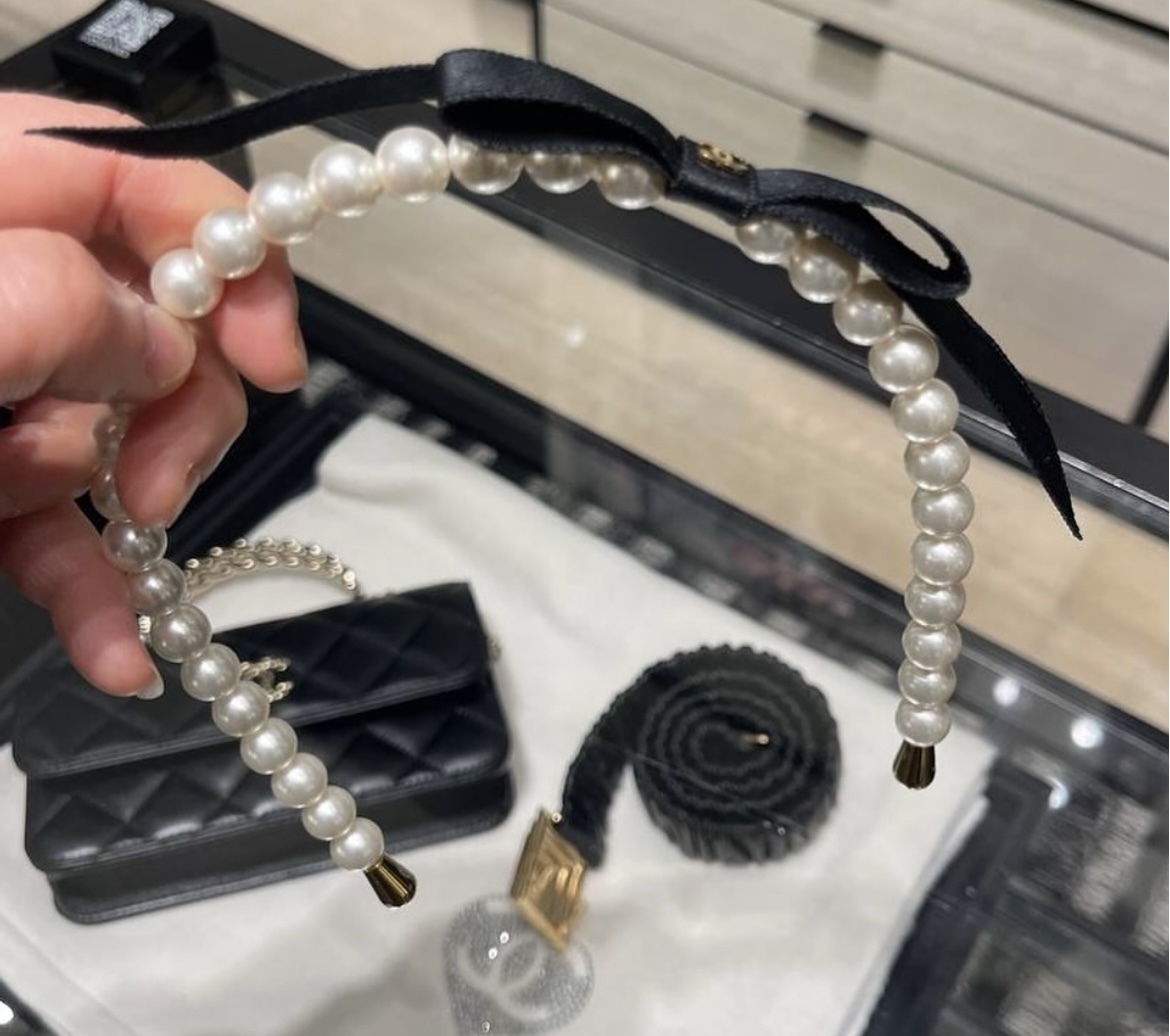 夢のように可愛い 印象的なヘアCHANEL パールリボンカチューシャ