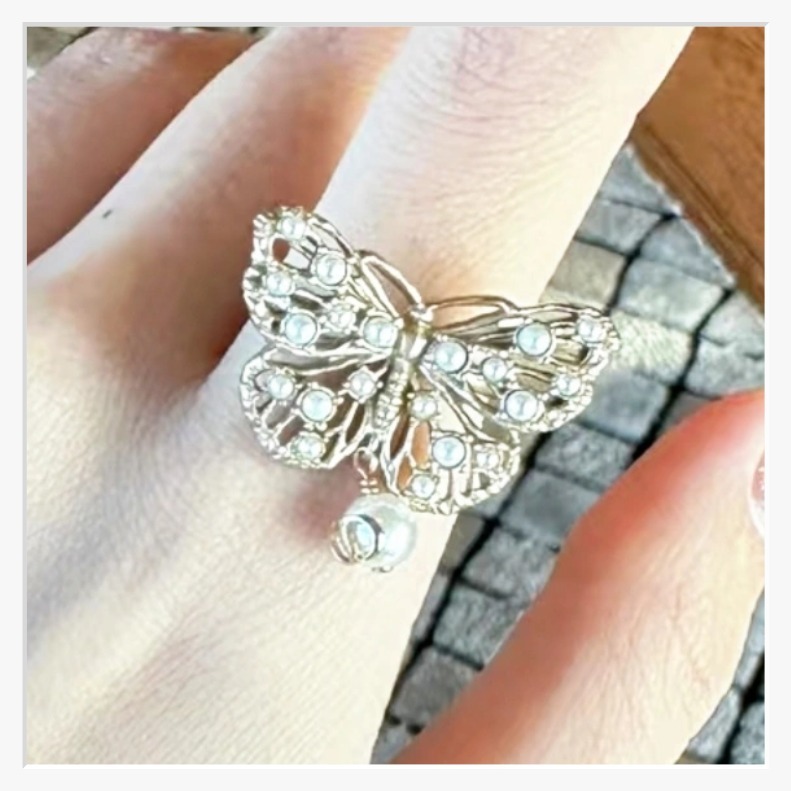 《大きい蝶が華やか♪》Dior リング