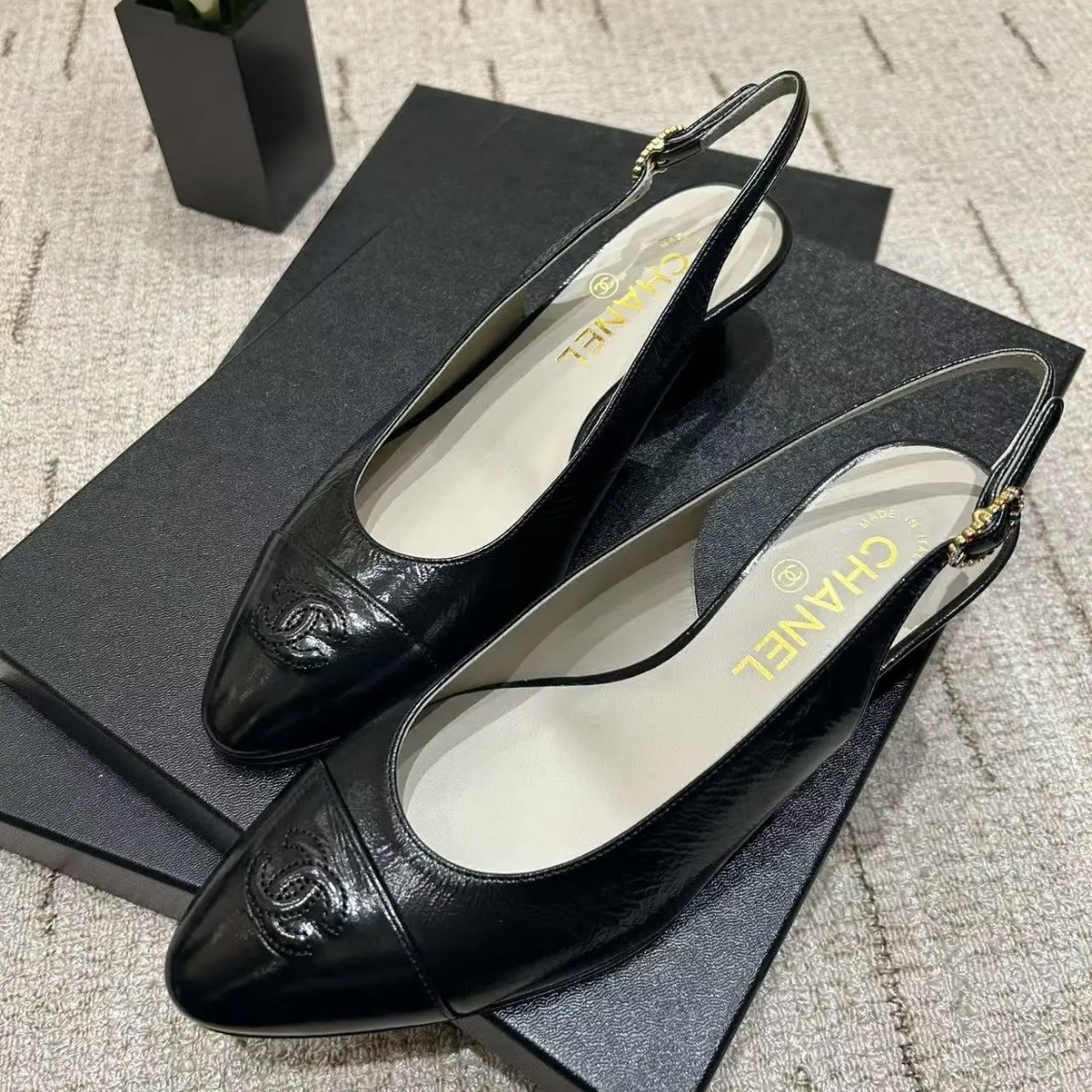 《ストラップ金具までお洒落♪》25P限定★CHANEL スリングバック