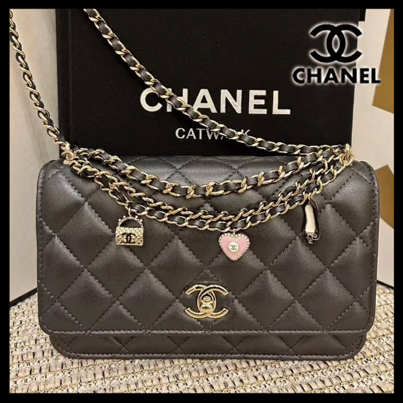 国内発送【可愛いチャームがお洒落】CHANEL チェーンウォレット
