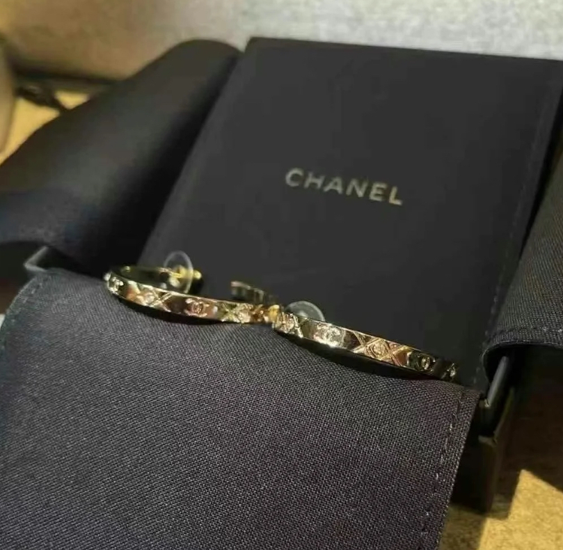 CHANEL《フープで華やかアップ》シャネル ピアス ゴールド