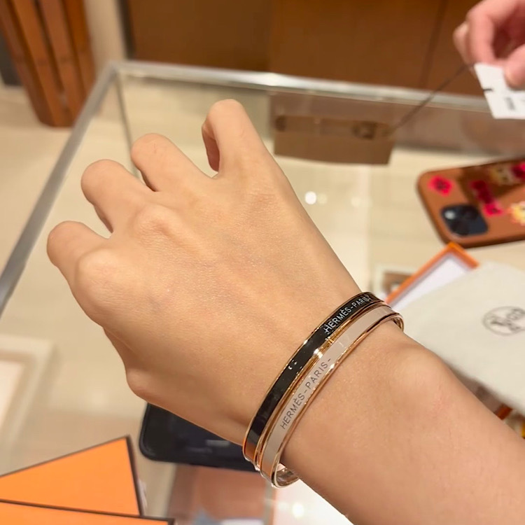 HERMES 【シンプル×カラフル】エナメルブレスレット 《ユニ》