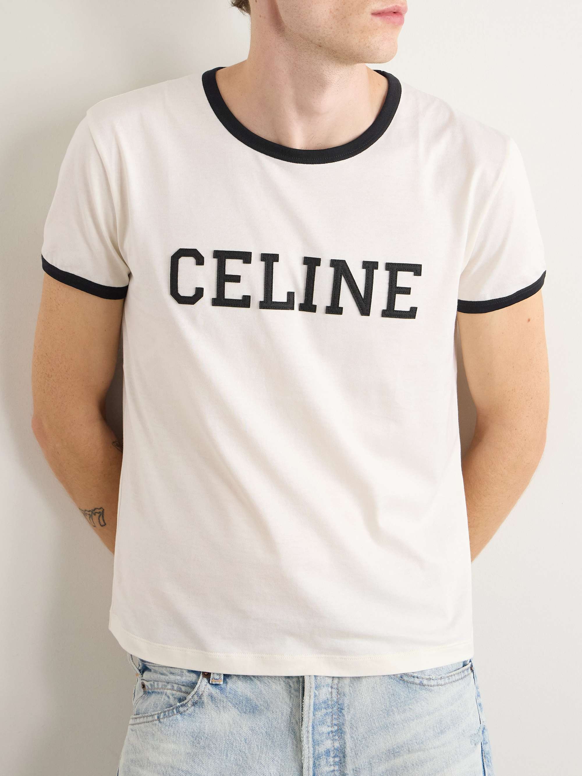 【CELINE HOMME】クロップド ロゴアップリケ Tシャツ CELINE HOMME コットンジャージー クロップドTシャツ ロゴ