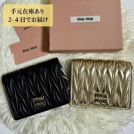 美品✨ミュウミュウ♡二つ折り財布　クリスタルリボン　シボ革　グレー　ゴールド金具 ゴールド（金色）系 MiuMiu(ミュウミュウ) 折りたたみ財布