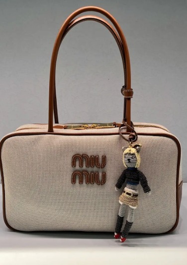 【MiuMiu】ボーキャンバスxレザーバッグ