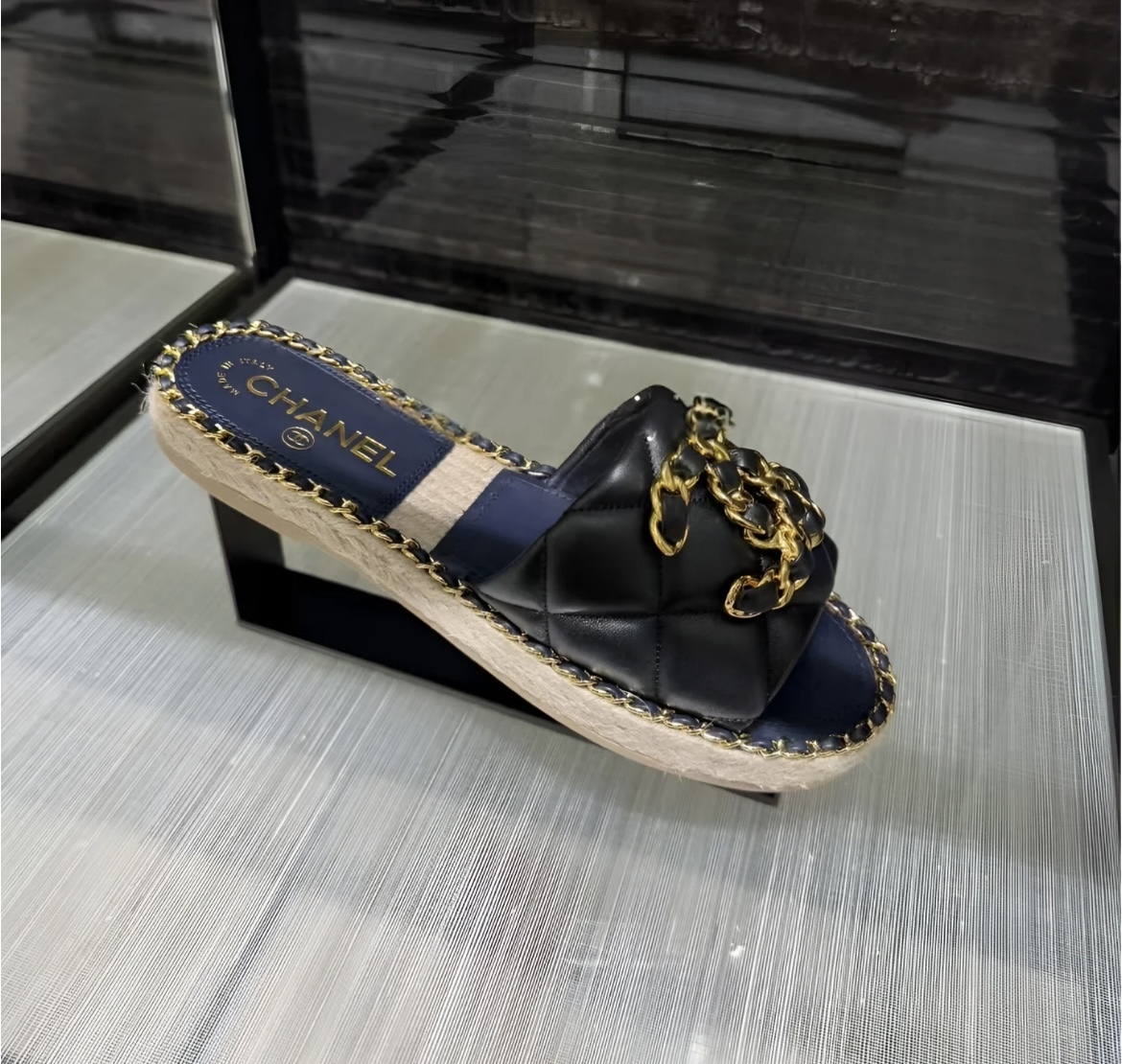 インパクト大なチェーンCCマーク 履きやすい CHANEL サンダル インパクト大なチェーンCCマーク 履きやすい CHANEL サンダル