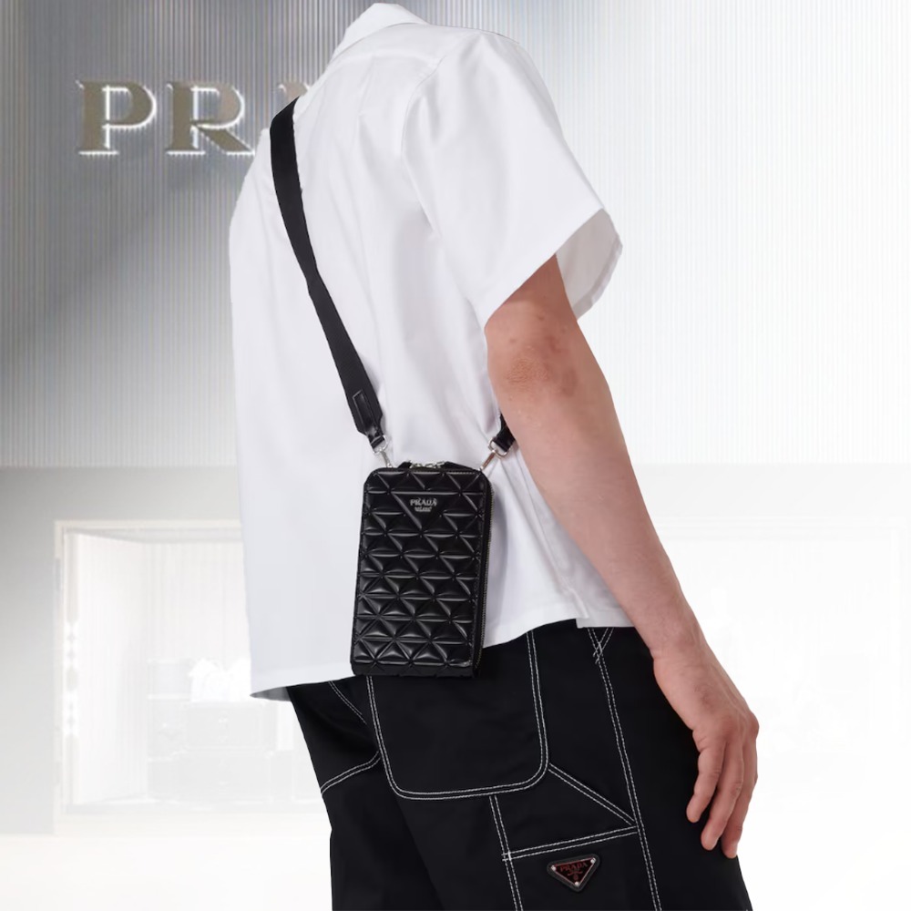 【オシャレ度UP！】PRADA レザースマートフォンバッグ ブラック