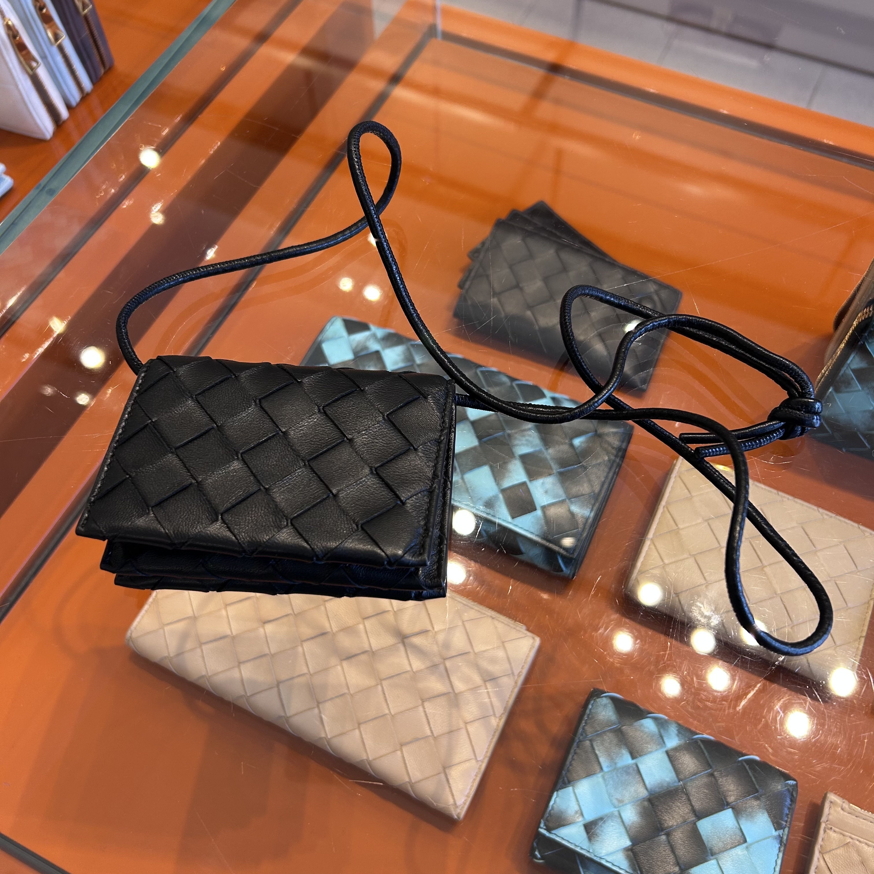 【VIPセール！ストラップ付き】BOTTEGA VENETAカードウォレット