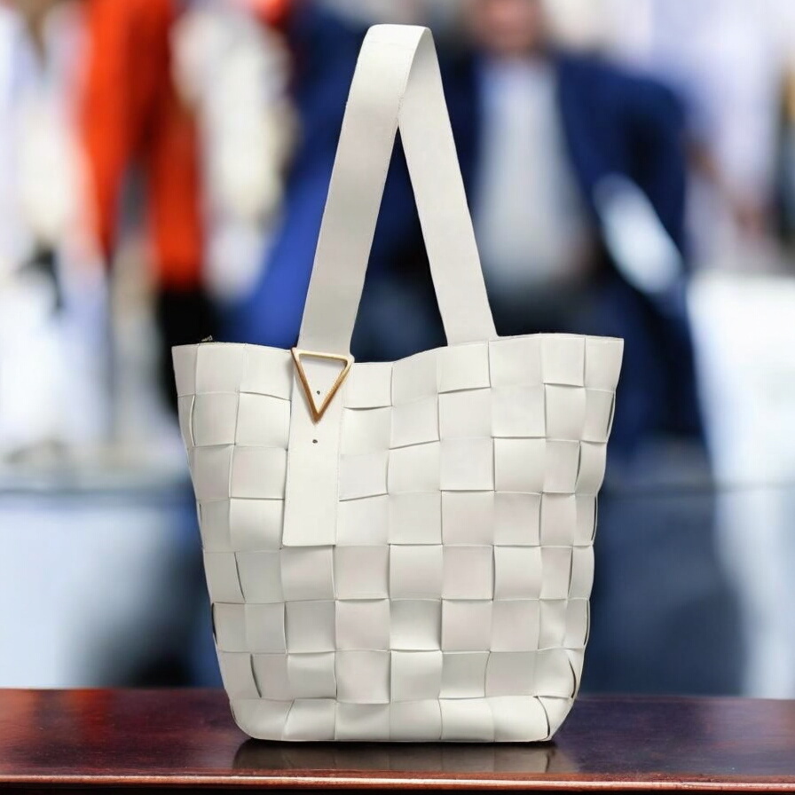 直営店☆BOTTEGA VENETA☆ INTRECCIATO レザー トートバッグ