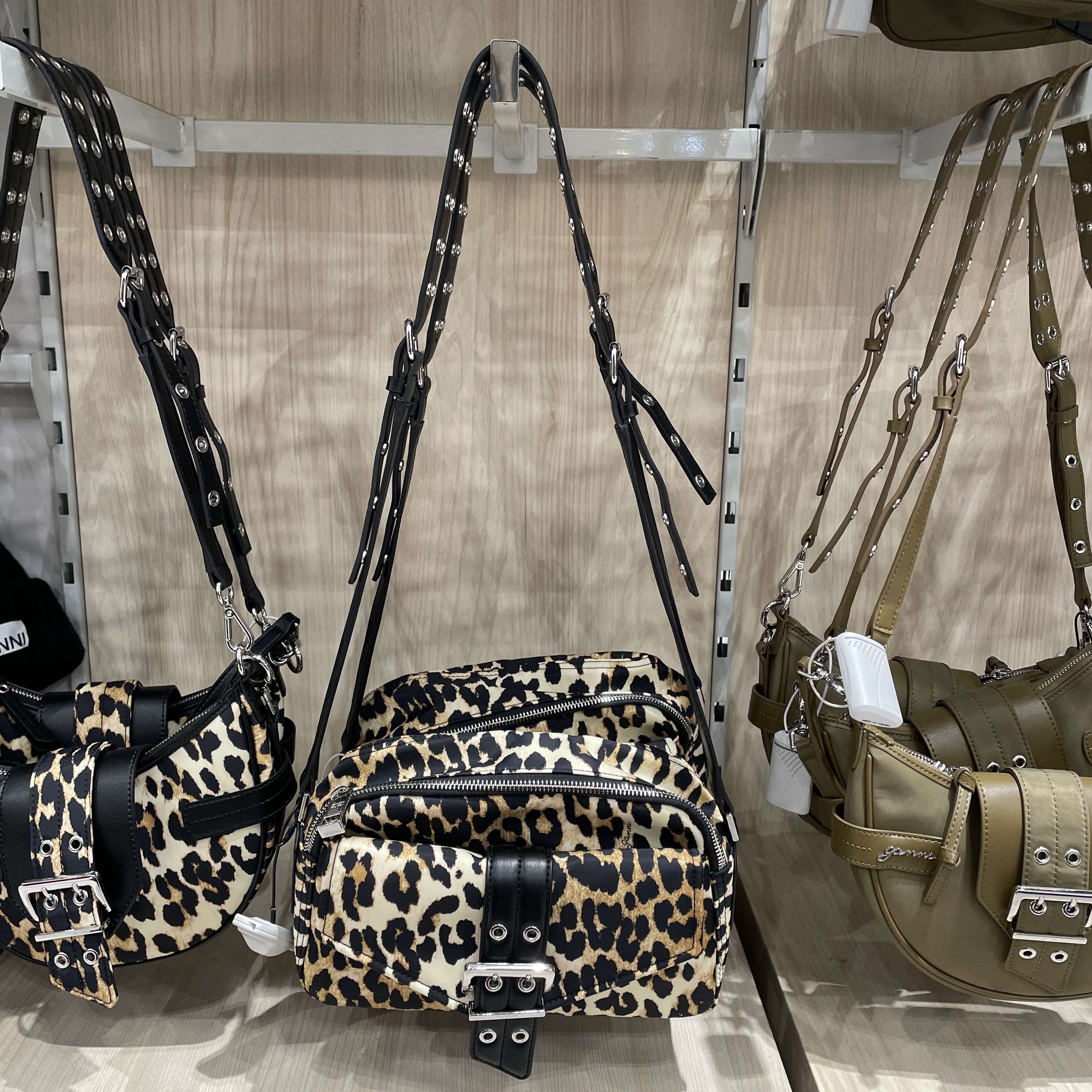 【GANNI】Bucky Camera Bag クロスボディ バッグ/ Leopard