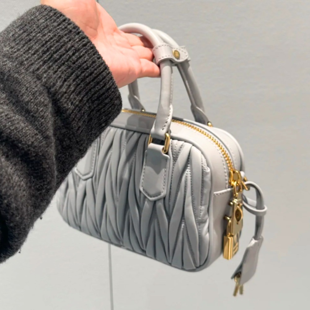 《上品》【MiuMiu】アルカディマトラッセ ナッパレザー バッグ