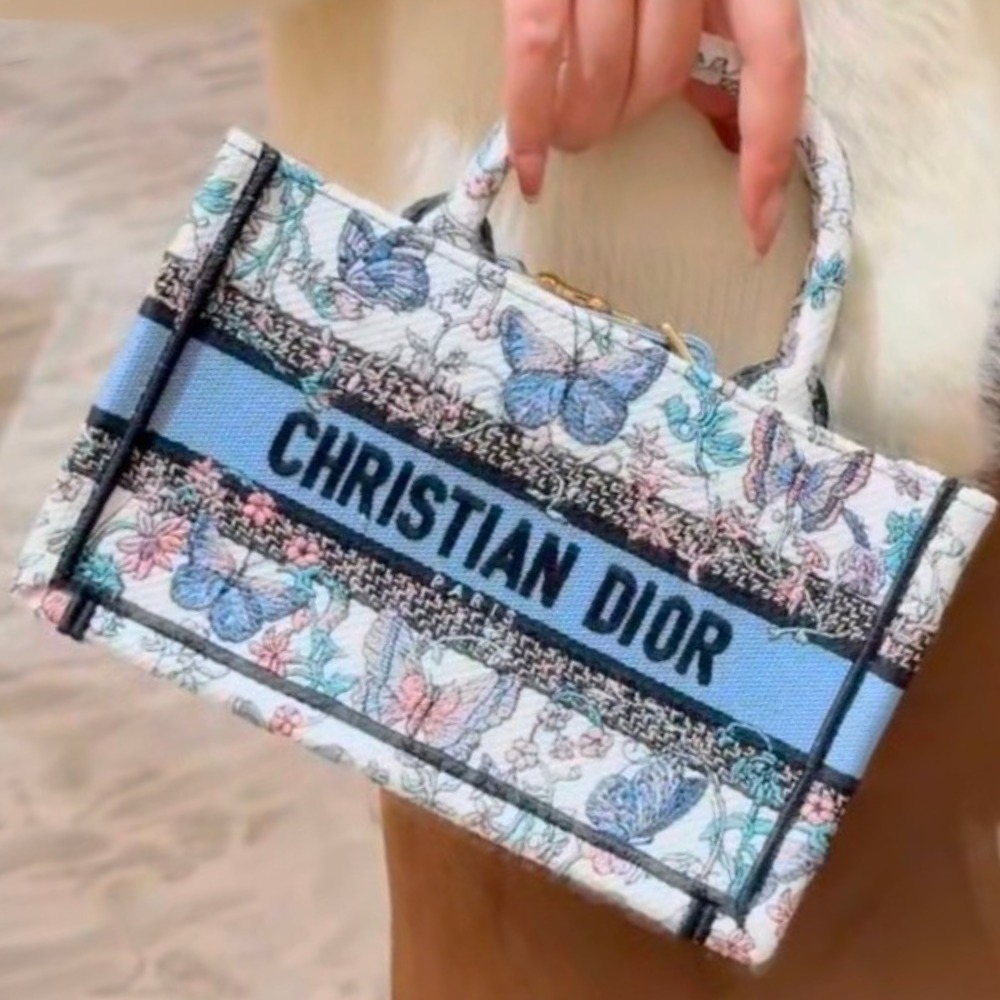 【今話題のミニサイズ☆内側にも蝶が♪】DIOR BOOK TOTE ミニ