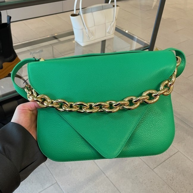 直営店☆BOTTEGA VENETA☆MOUNT ENVELOPE MEDIUM ショルダー