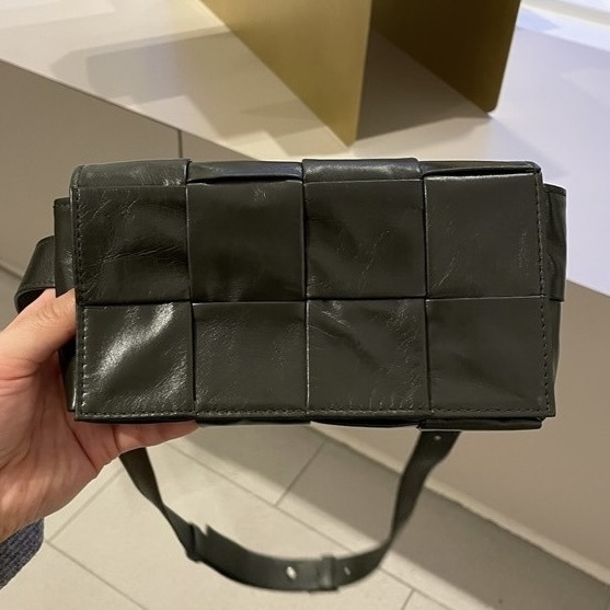直営店☆BOTTEGA VENETA☆ CASSETTE レザー クロスボディバッグ