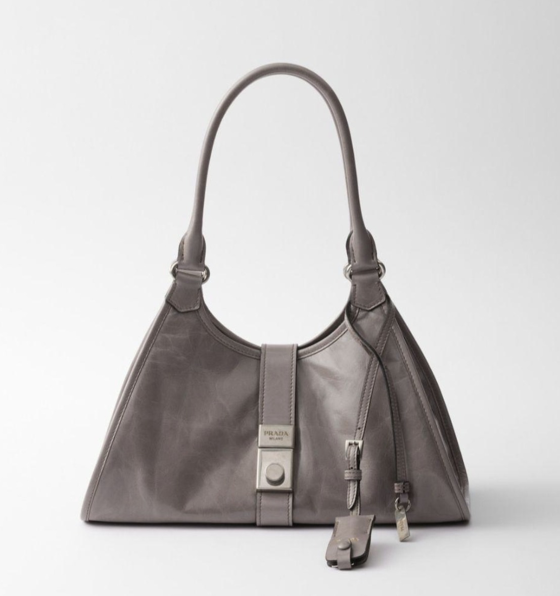 トラペーズシルエットが可愛い《PRADA》レザートートバッグ
