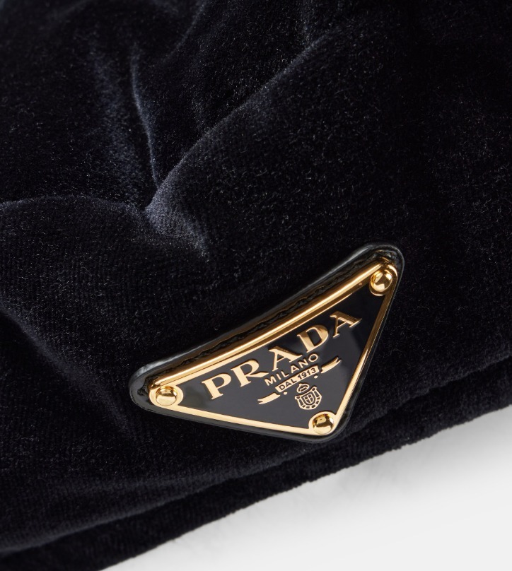 艶が美しい コーデのアクセントに《PRADA》ベルベットベレー帽