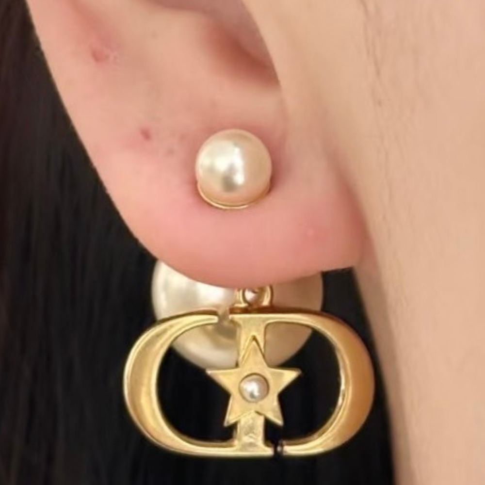 ゴールドロゴ×パールでみんなの注目の的♡】DIOR ピアス
