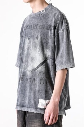 StrayKids愛用《MIHARA YASUHIRO》スマイリー ブリーチ加工 TEE.