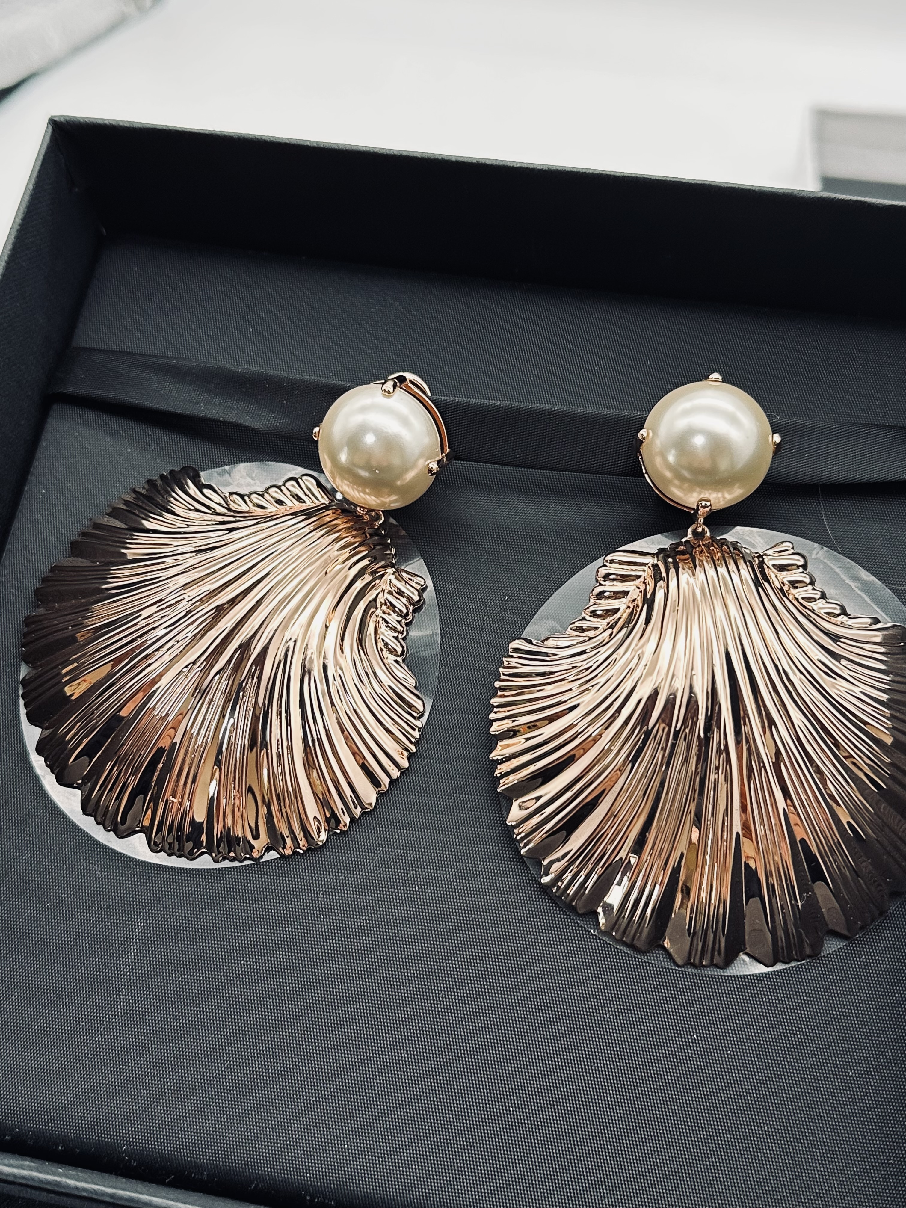 MIUMIU 国内発送セール パール風 貝 超ビッグ イヤリング
