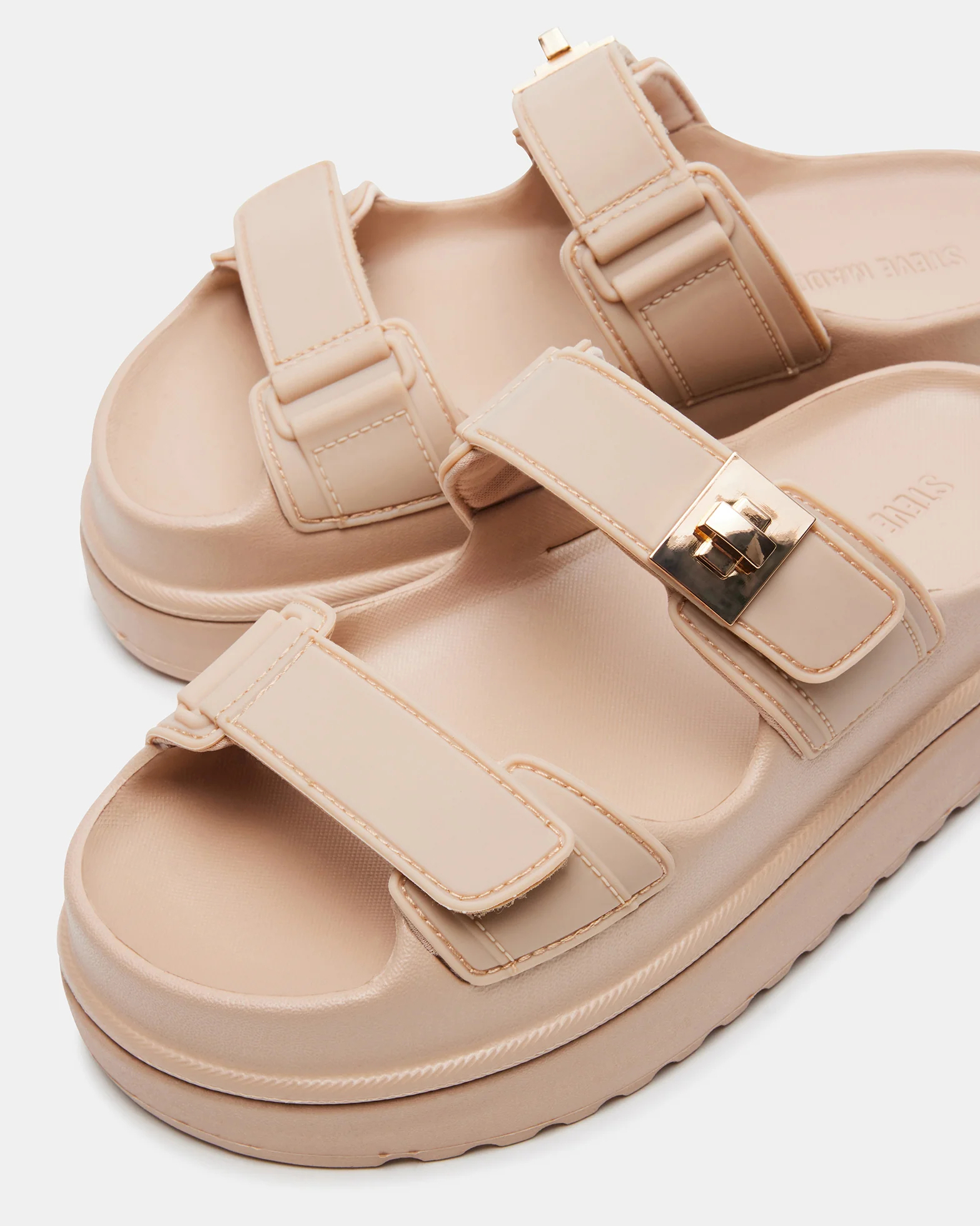Steve Madden】厚底プラットフォームフットベッドサンダル