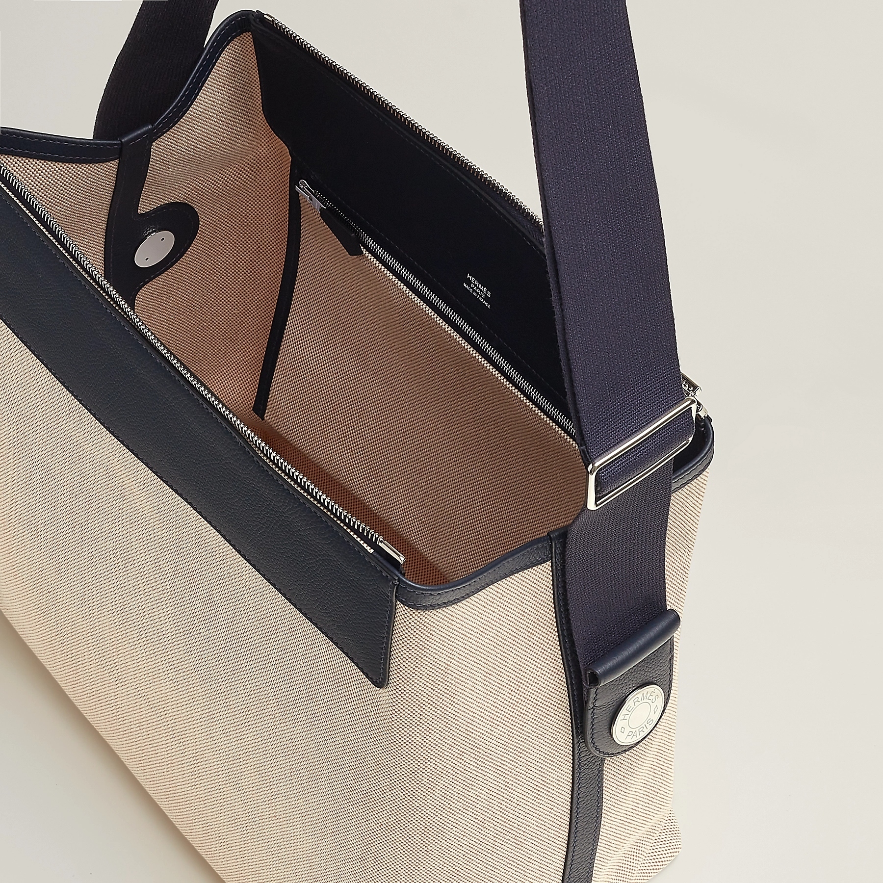 【洗練されたデザイン】HERMES ショルダーバッグ 《R.M.S 12H》