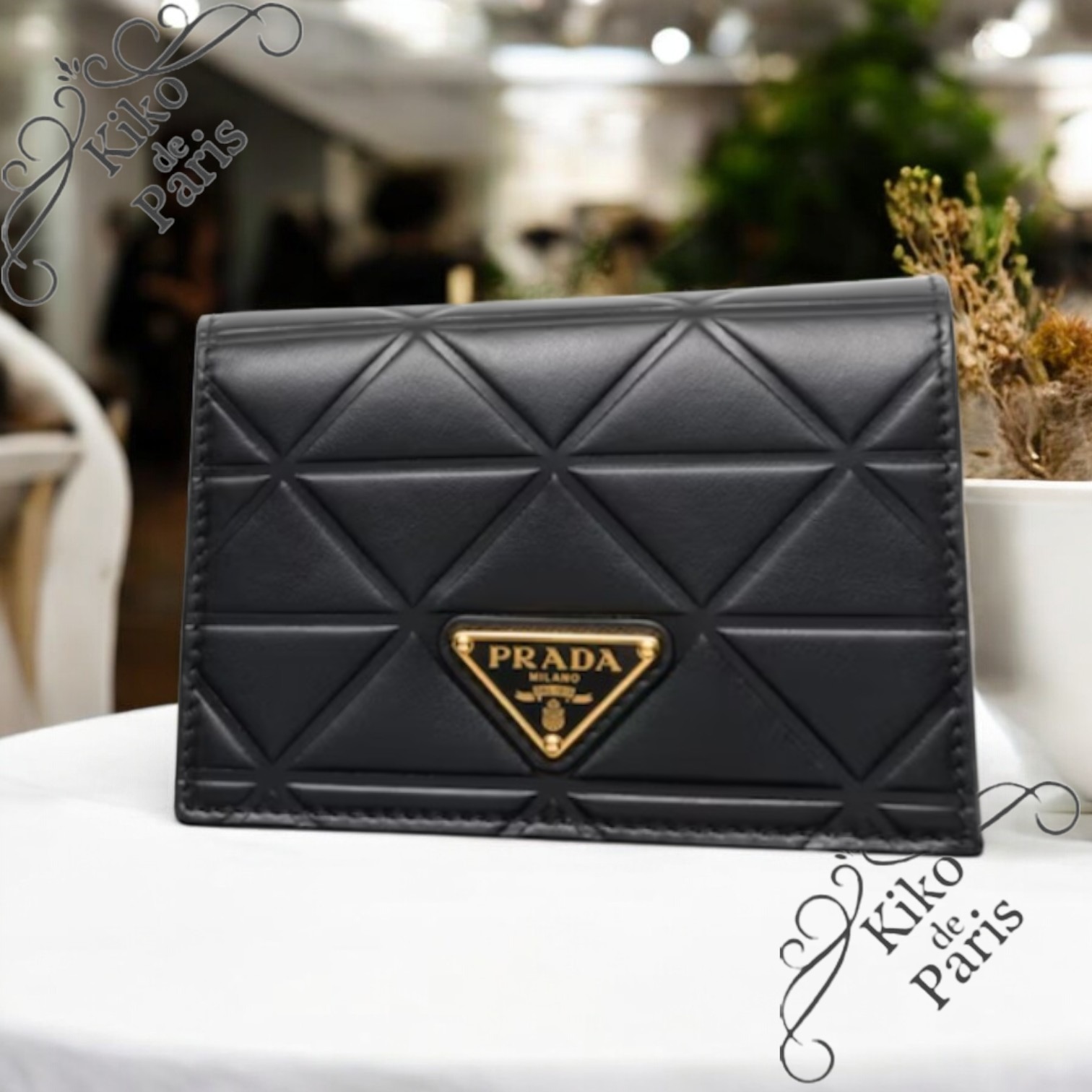 PRADA 直営店より トライアングルモチーフ 折りたたみ 財布