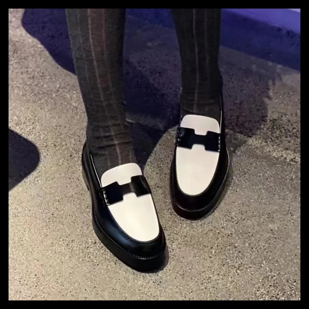 《モノクロがおしゃれ♪》HERMES モカシン 《アワー》