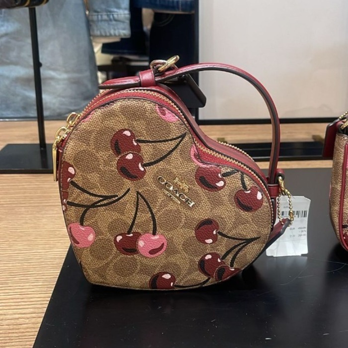 新品★COACH■ハートクロスボディバッグ チェリープリント