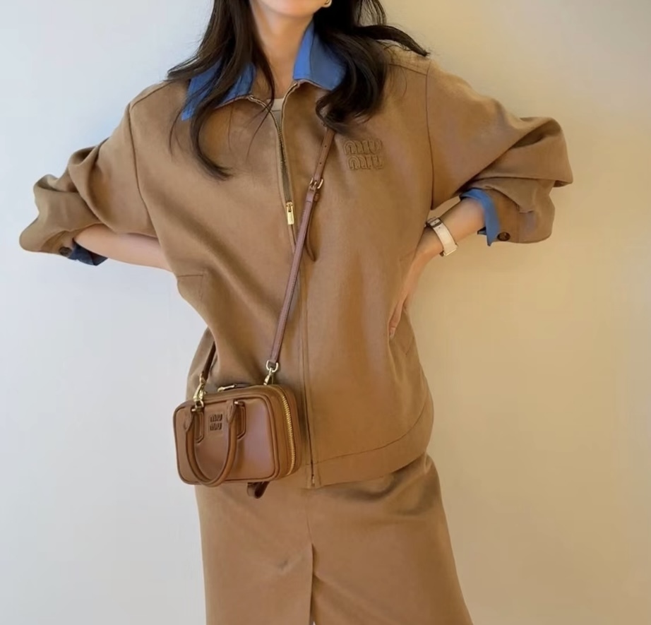 斜めがけが可愛い《Miu Miu 》アカルディレザーミニバッグ