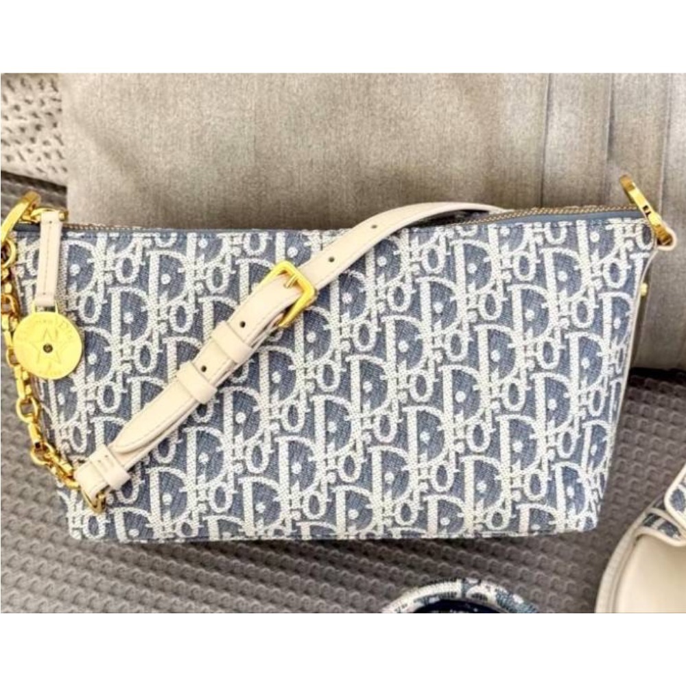 【ゴールドカラーの金具がアクセント☆】DIOR ショルダーバッグ