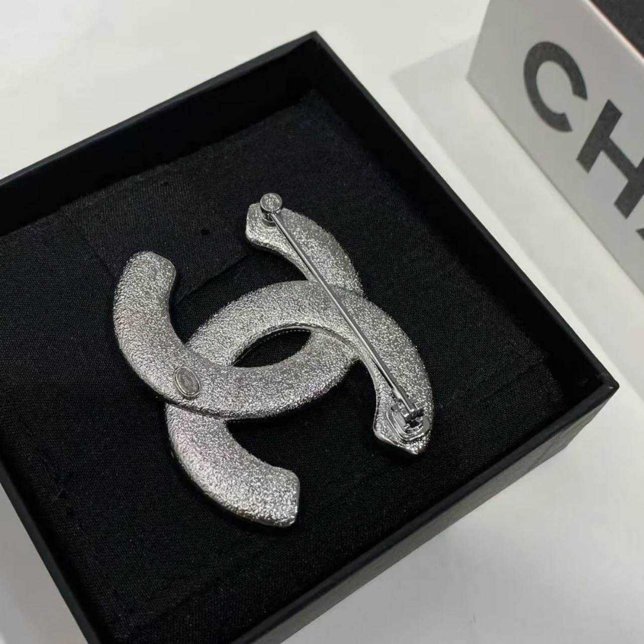 コーデのポイントにピッタリ☆】CHANEL ブローチ CCロゴ