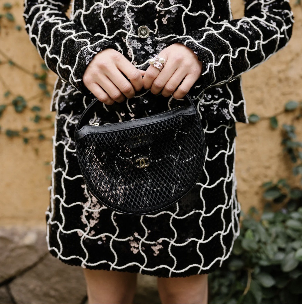 中身もお洒落に見せたい メッシュ CHANEL ラウンド ハンドバッグ