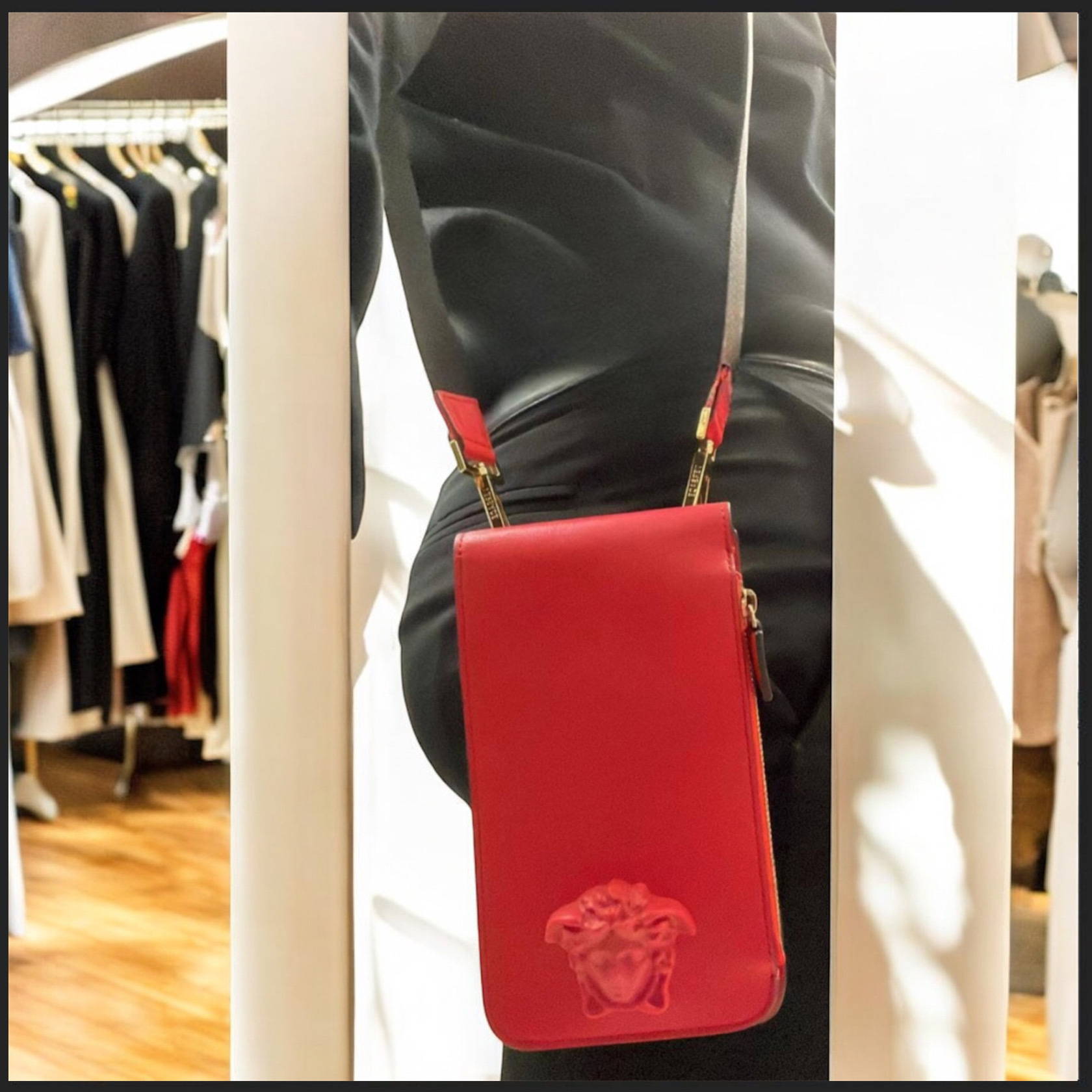 直営店☆VERSACE☆SALE!メドゥーサコインケース付きスマホケース