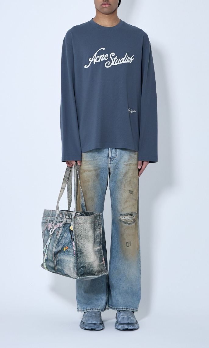 オシャレアイテム《Acne Studio》３D刺繍ロゴクルーネックロンT