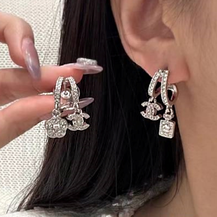 【プレゼントにも喜ばれます】CHANEL香水ボトルCCロゴ希少ピアス ☆花＆香水ボトル☆ CHANEL キラキラ CCロゴ 2連フープピアス