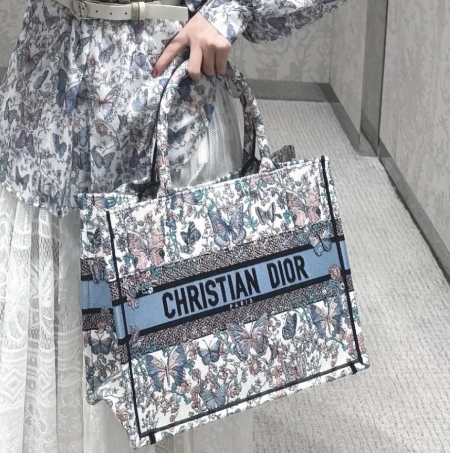 〈大人気♪鮮やかな蝶〉Dior Book Tote バッグ ミディアム