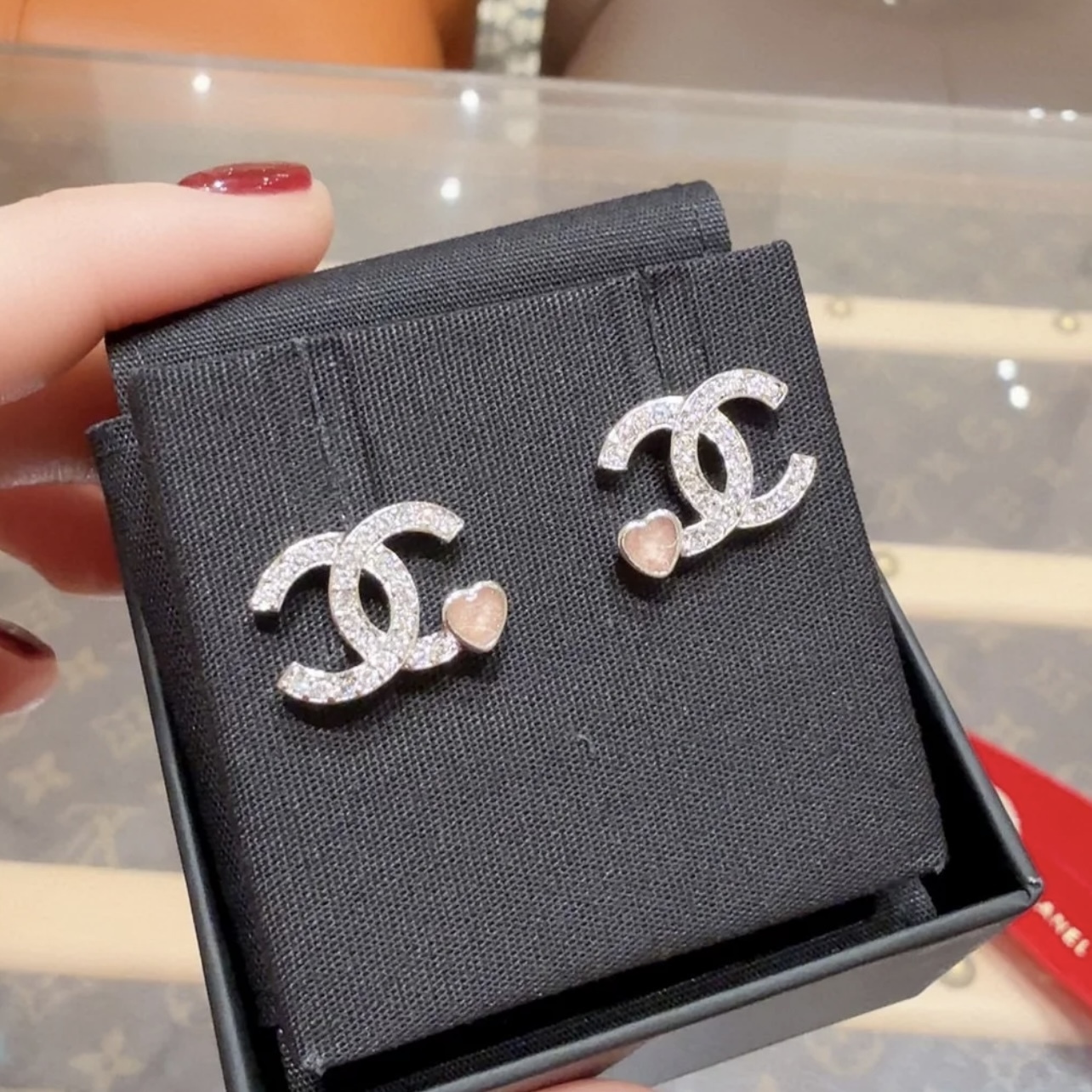 大きめのハートにCCロゴがかわいい♡【CHANEL】25P ピアス ホワイトが可愛いシンプルなハート型♪【CHANEL】25P ピアス