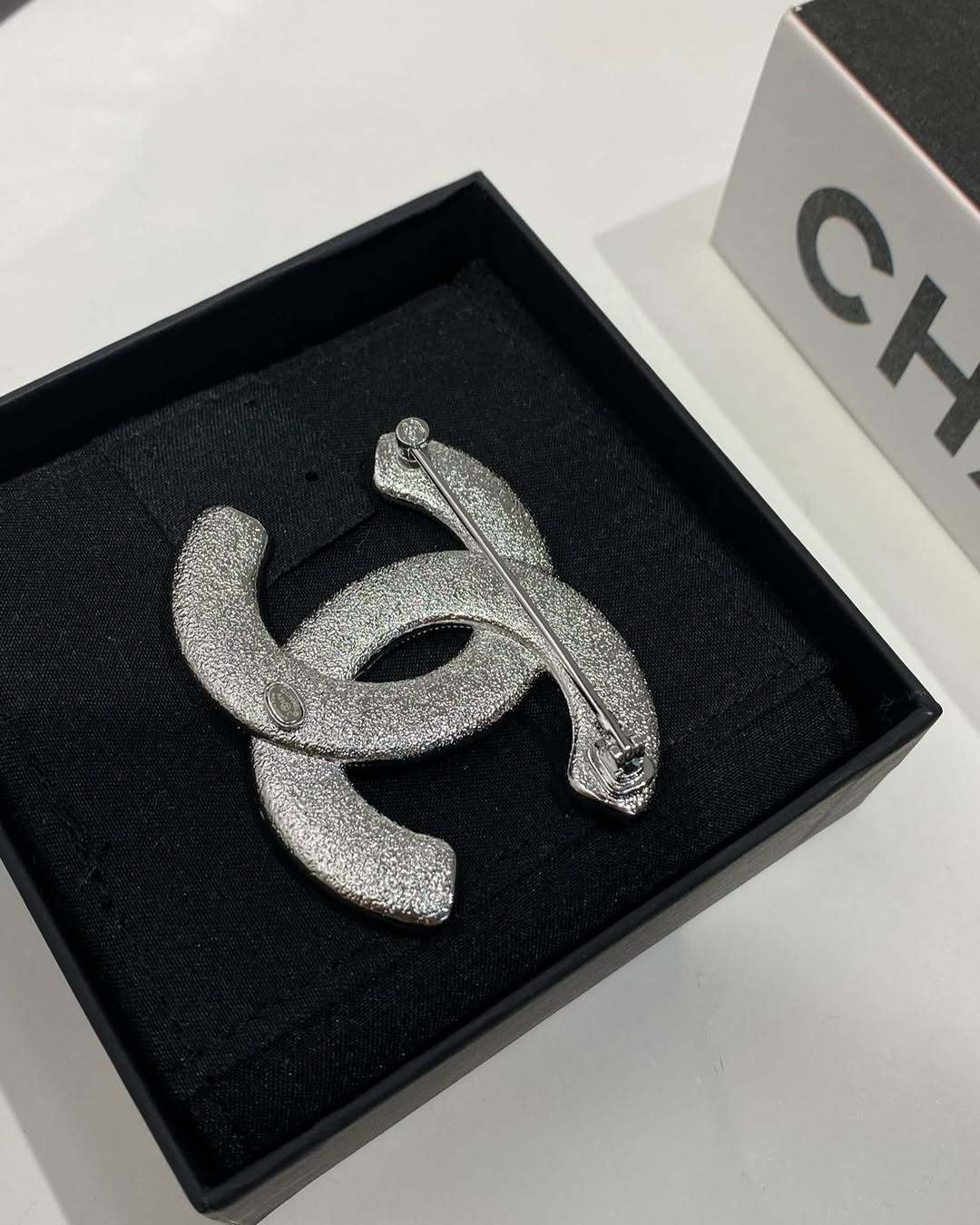 きらびやかな演出`【CHANEL】ブローチ CCマーク ブローチ
