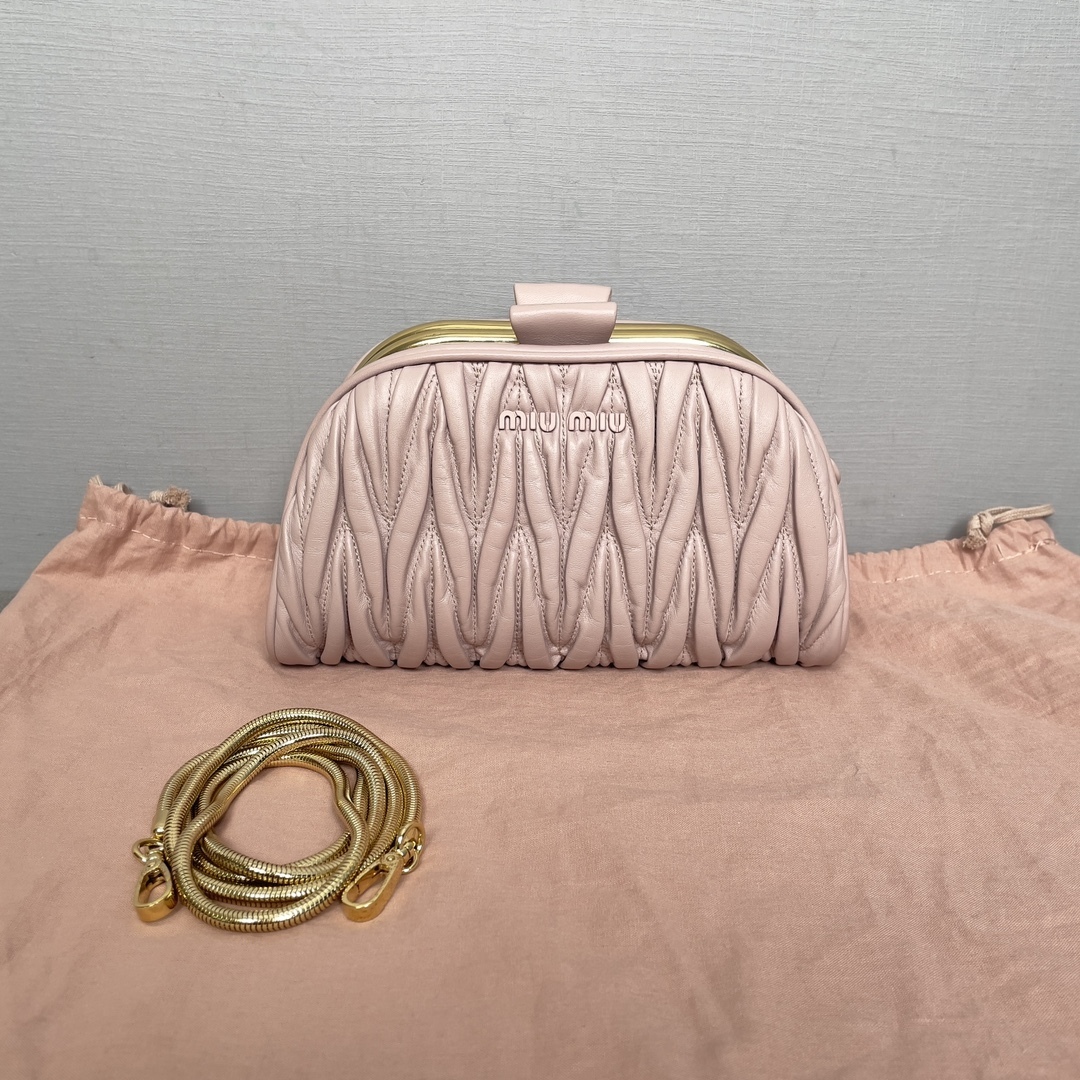 ★送料込★MIUMIU レザー ショルダーバッグ