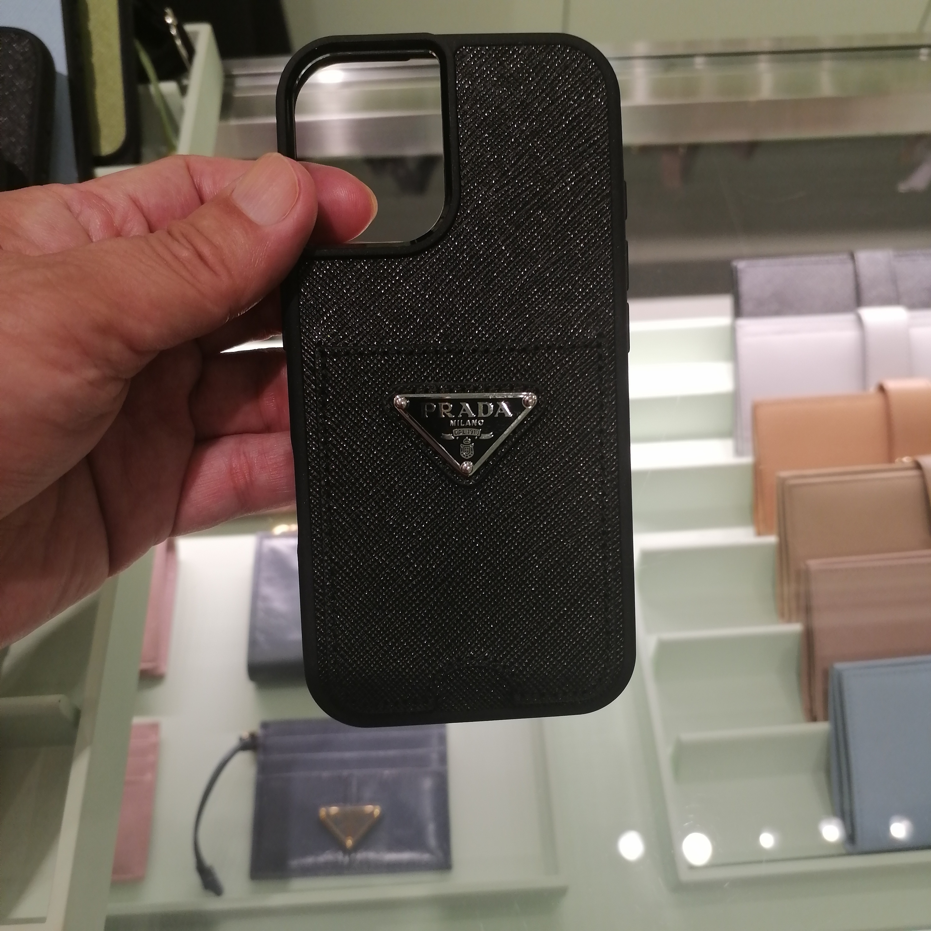 PRADA☆iPhone 16 Pro 用サフィアーノレザーケース