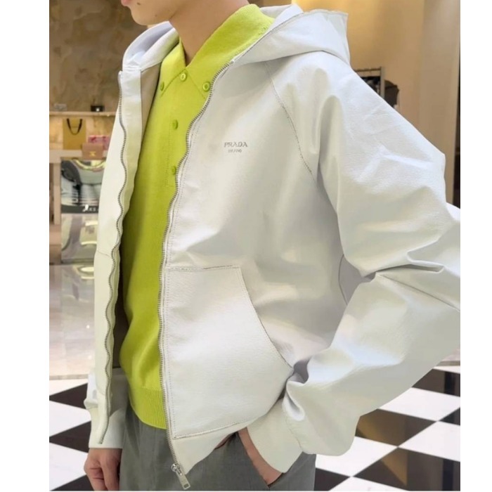 《洗練さと職人技が光る逸品》【PRADA】レザージッパーパーカー