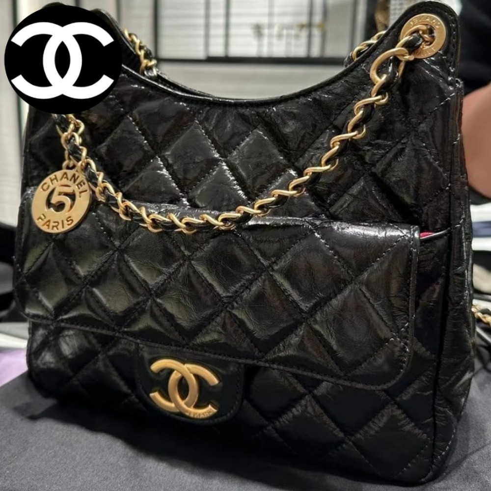 【鮮度を高めるハーフムーンが印象的☆】CHANEL ホーボーバッグ