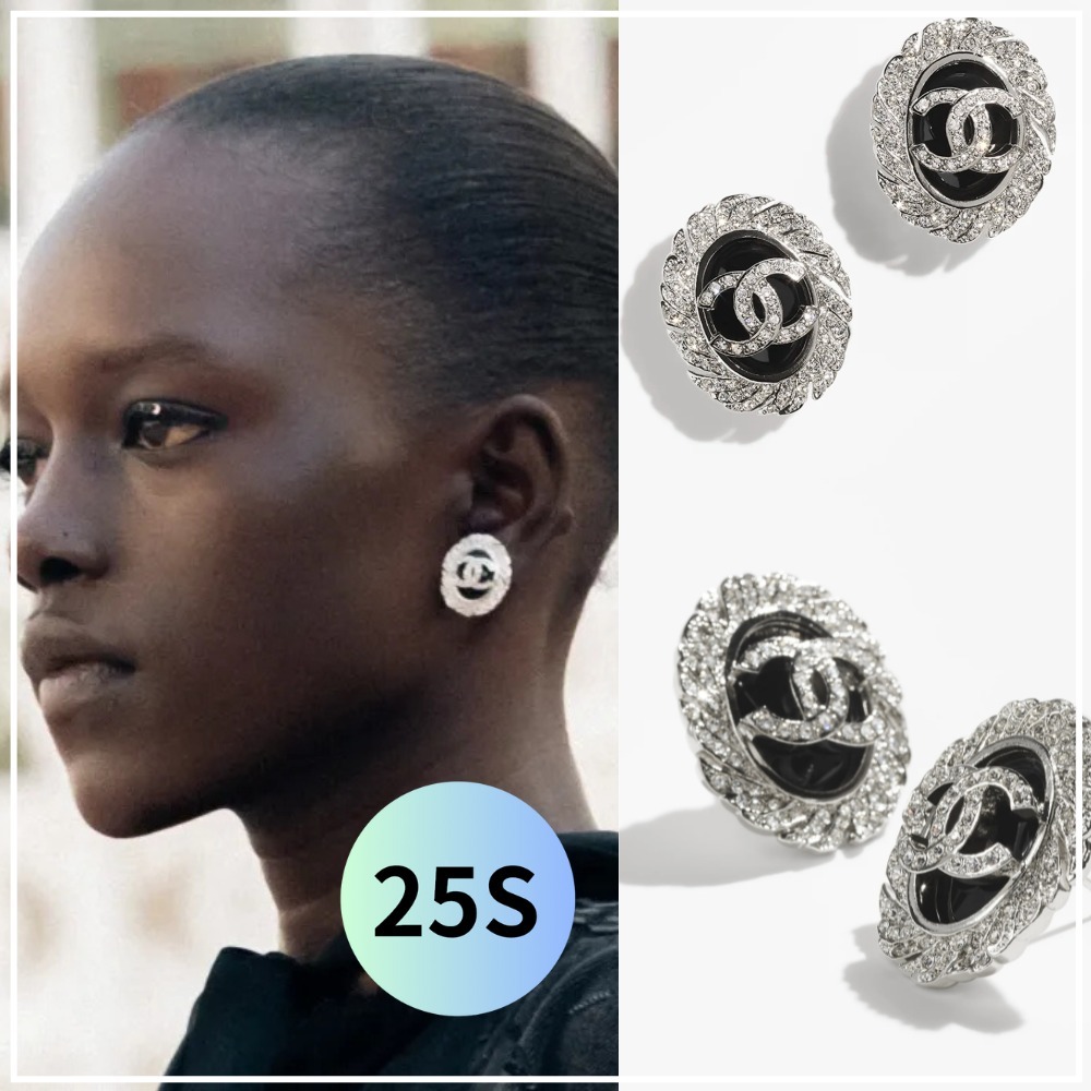 【CHANEL】耳元を華やかに ☆ ストラス ロゴ ラムスキン ピアス CHANEL】耳元を華やかに ☆ ストラス ロゴ ラムスキン ピアス