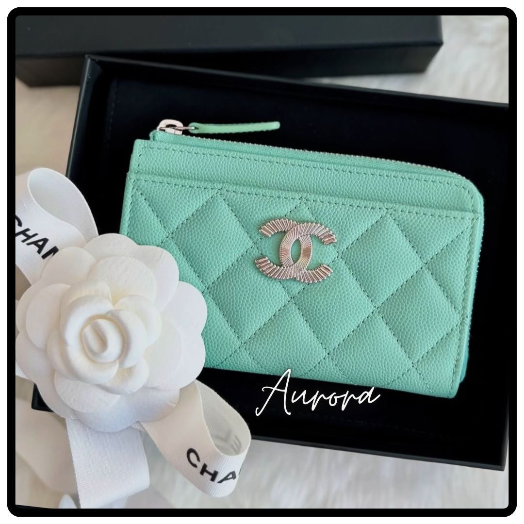 鮮やかなブルー_19ロゴ_CHANEL_フラグメント_財布_カード ☆機能的で優秀♪【CHANEL】フラグメントケース カードケース
