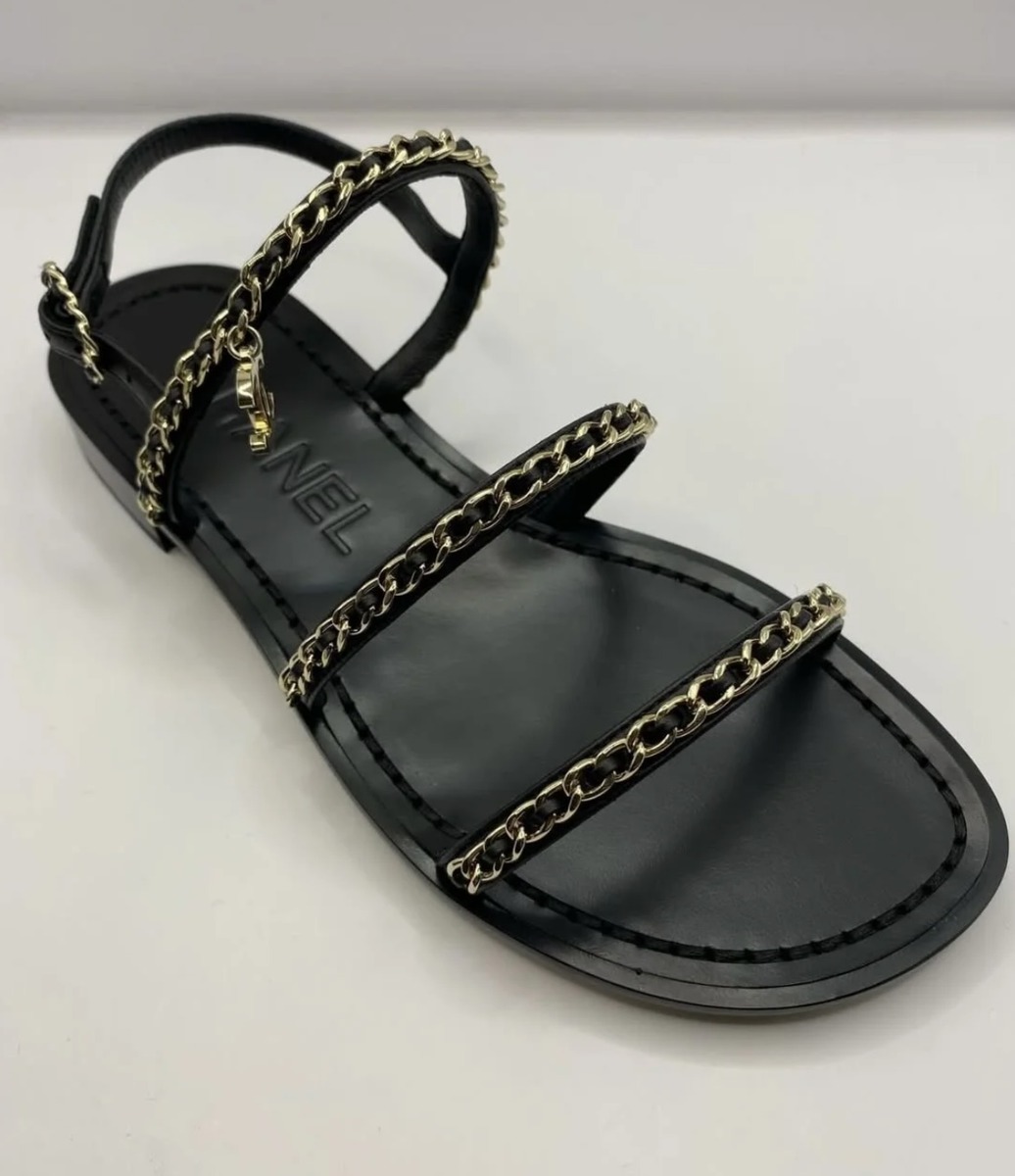 シャネルらしいチェーンがシンプルエレガント CHANEL サンダル